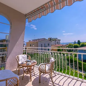  Apartment La Maison Fleurie